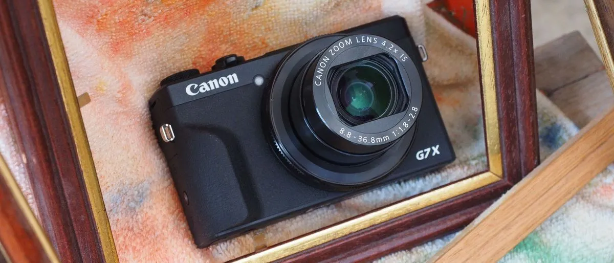 Canon G7X Mark III 24-100mm optical zoom lens extended