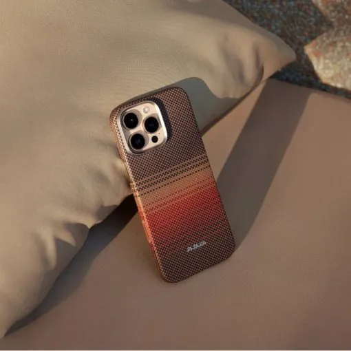 pitaka-iphone-16-pro_pro-max-edge-case-sunset-lifestyle-2