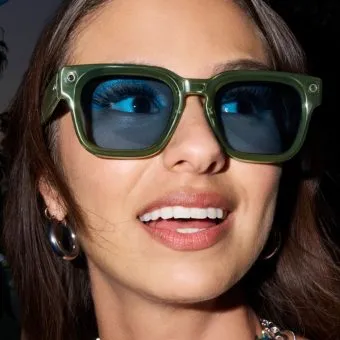 meta fury smart ai glasses | bold square frame, 12mp camera & live translate f: mahogany l: clear to grey transitions®